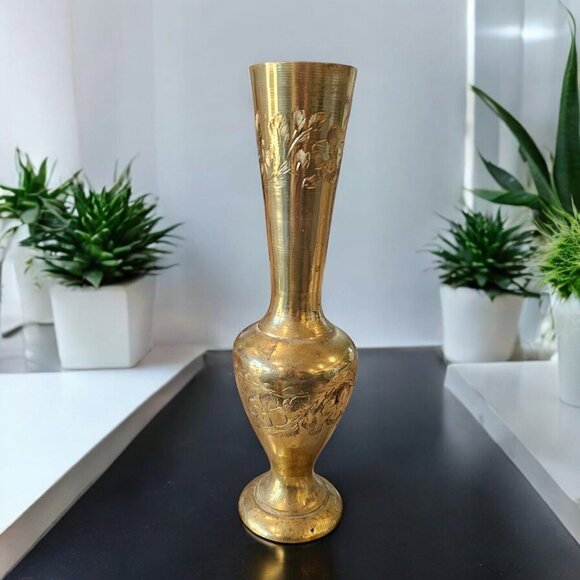 Vintage Brass Bud Vase Etched‎ Flowers India 8 Inches Patina Gold Metal Decor - Picture 10 of 10